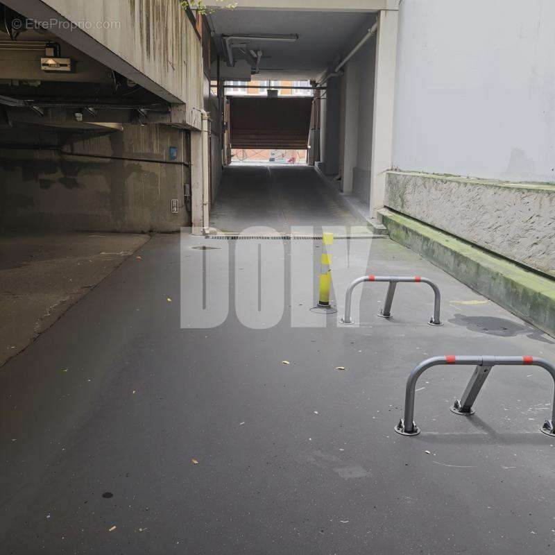 Parking à PARIS-11E