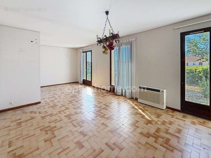 GALGON – Maison de plain-pied avec 3 garages - photo 4