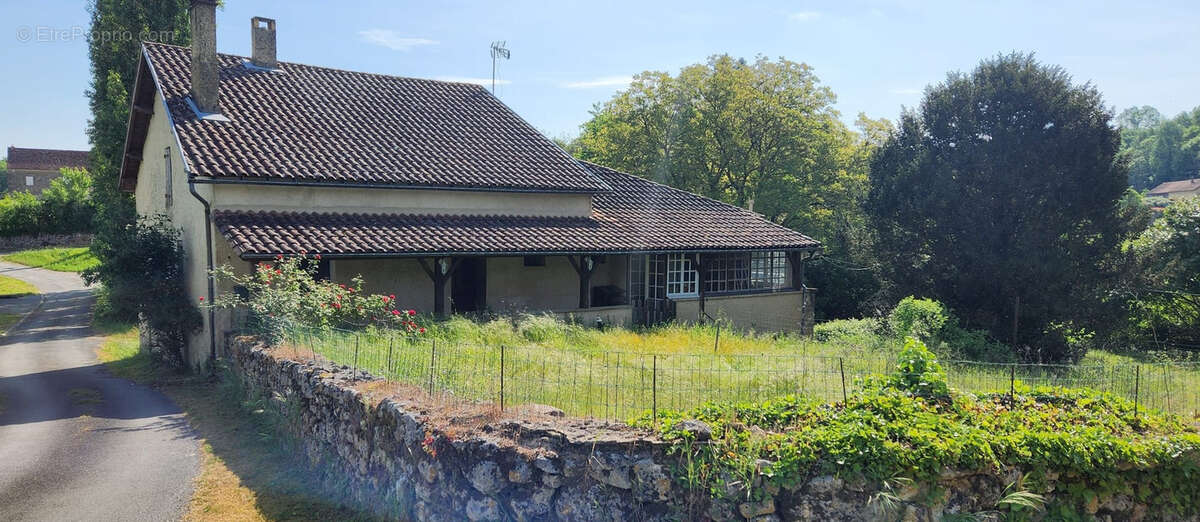 Maison à LIORAC-SUR-LOUYRE