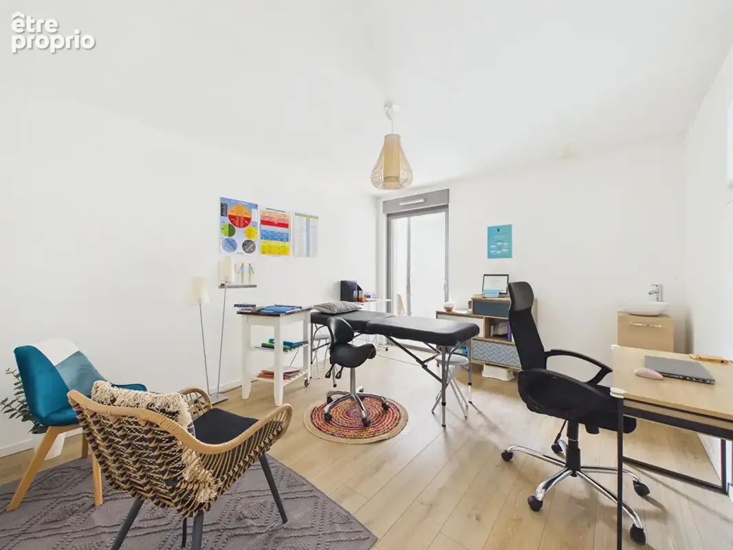 Local Professionnel de 81,19 m² avec terrasse à Mommenheim. - photo 2