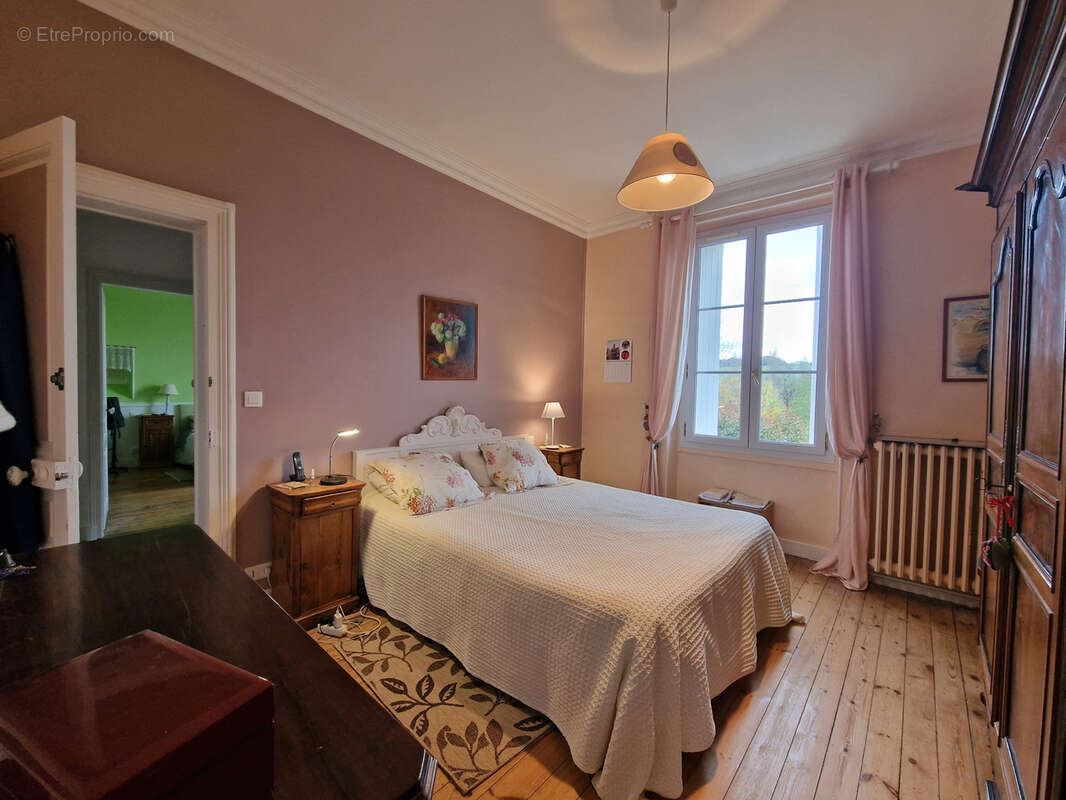 Maison à MONTMOREAU-SAINT-CYBARD