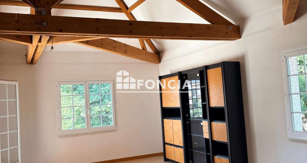 Saint-André-sur-Vieux-Jonc – Maison familiale avec logement indépendant, double garage et terrain arboré - photo 6