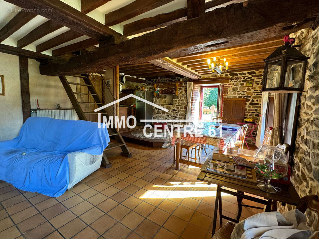 Maison à CARROUGES