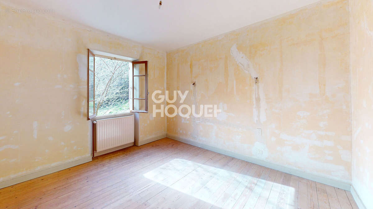 Maison à EYGLUY-ESCOULIN