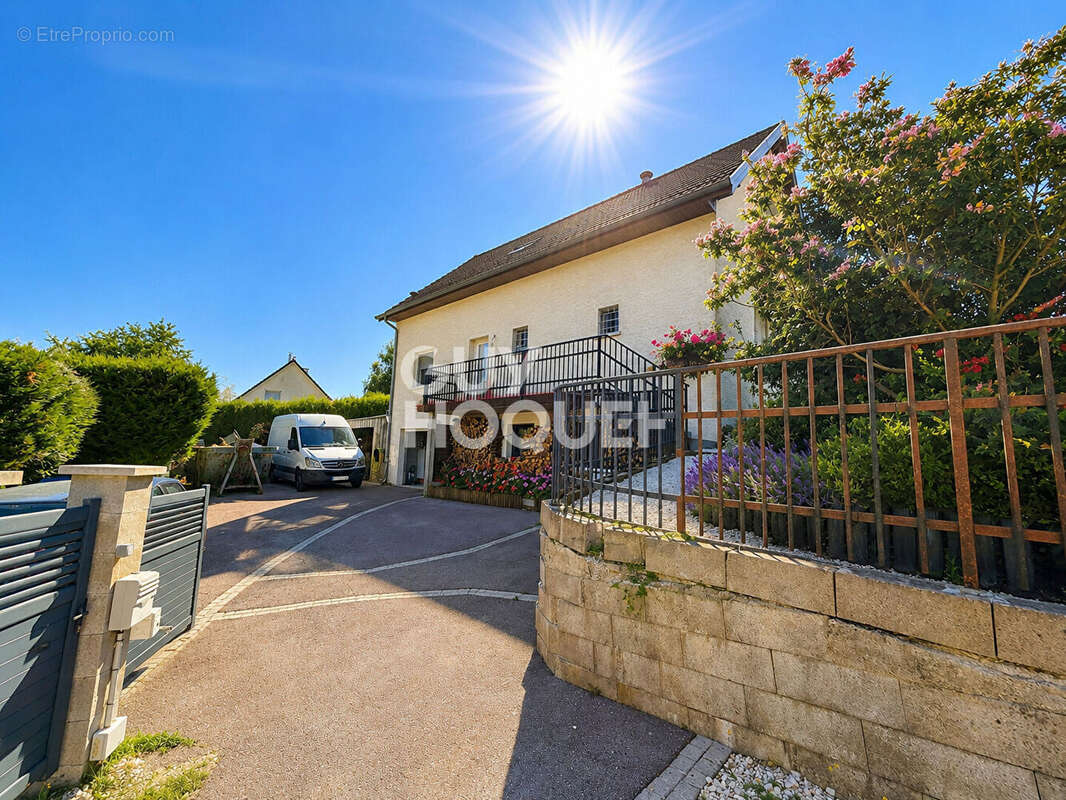 Maison familiale ou investissement - 188 m² - Piscine (Hauteurs de Besançon) - photo 8