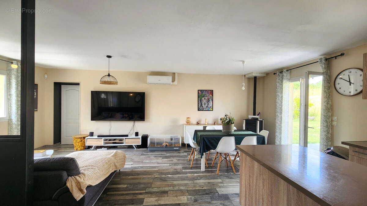 Maison à SAINT-YZAN-DE-SOUDIAC