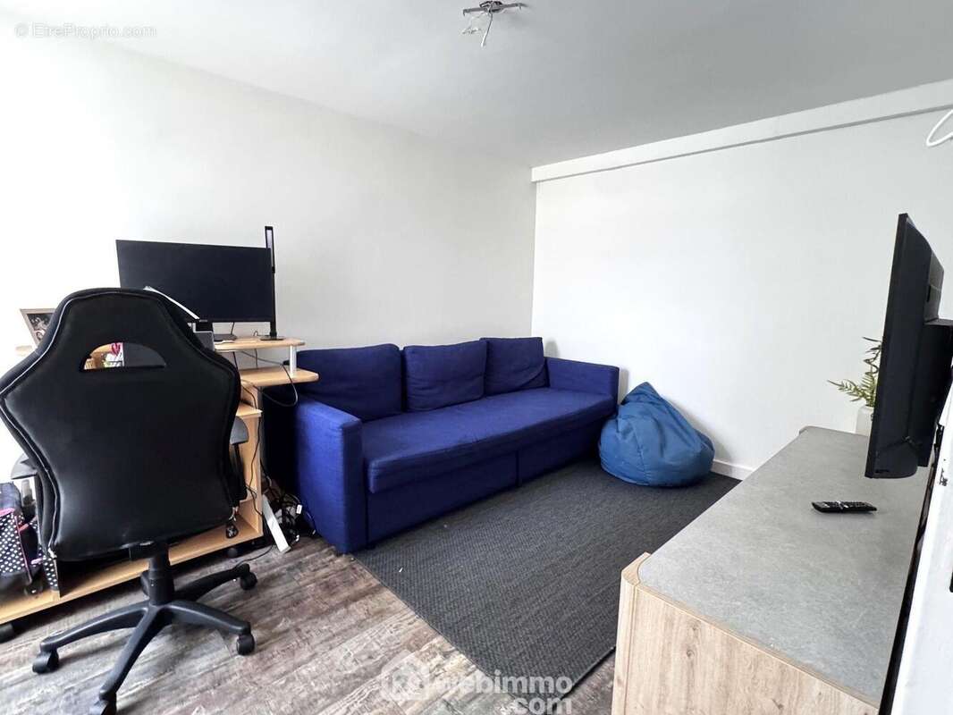 Passons à la chambre du rez-de-chaussée...