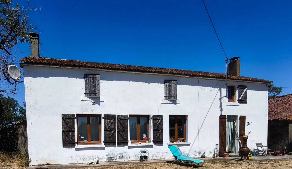 Maison à SAINT-SULPICE-EN-PAREDS