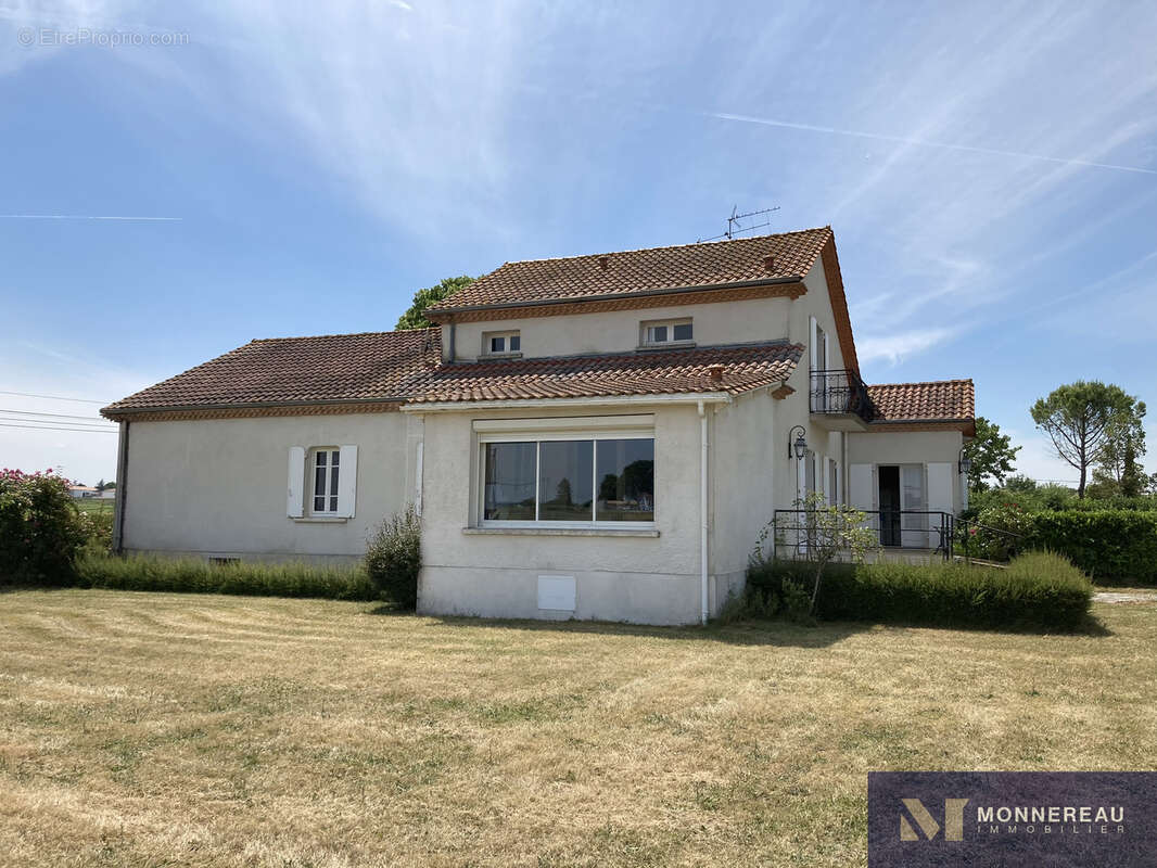 Maison à ROULLET-SAINT-ESTEPHE