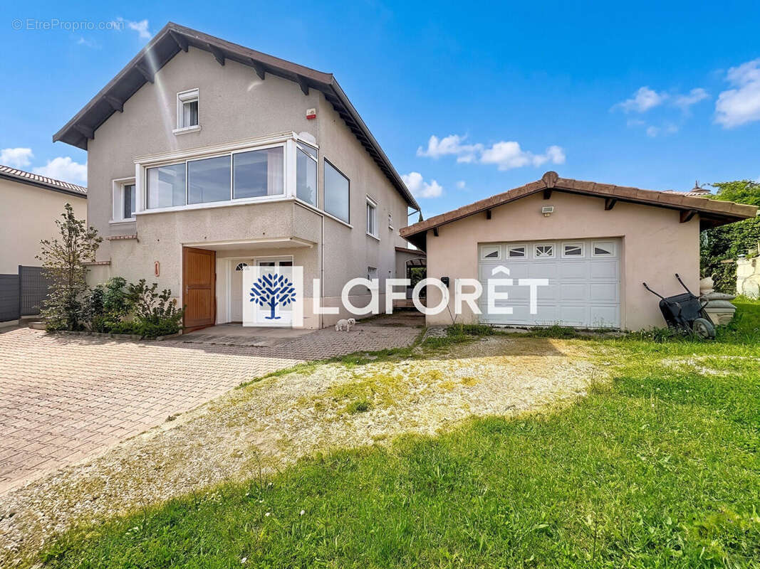Maison coeur village de Tramoyes de 232,49m² et son terrain avec piscine de 942m² - photo 17