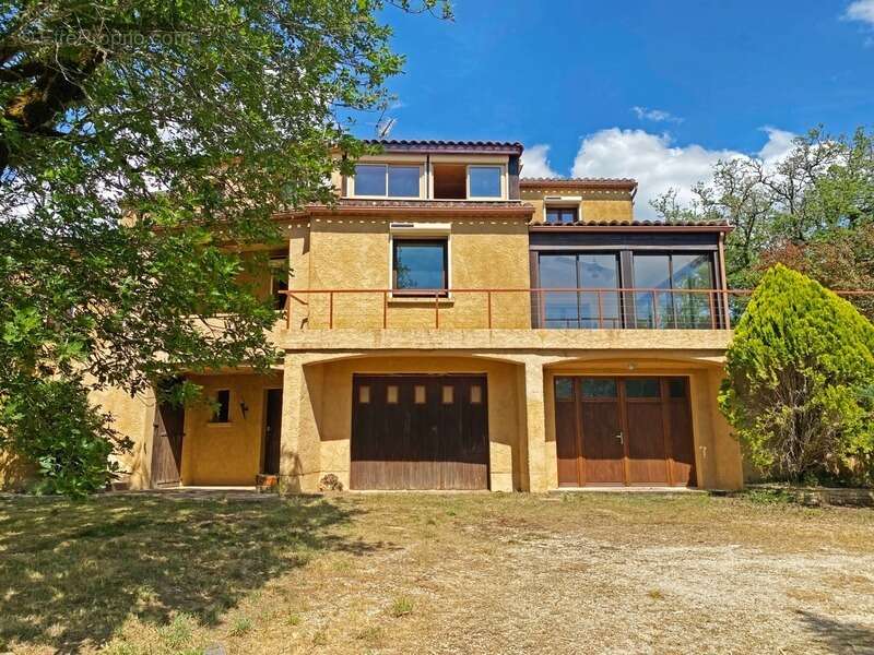 A vendre CRAYSSAC (46) Maison familiale 8 pièces de 200m² habitables - 5 chambres - 2 Vérandas - Terrain de 8000 m² - photo 4