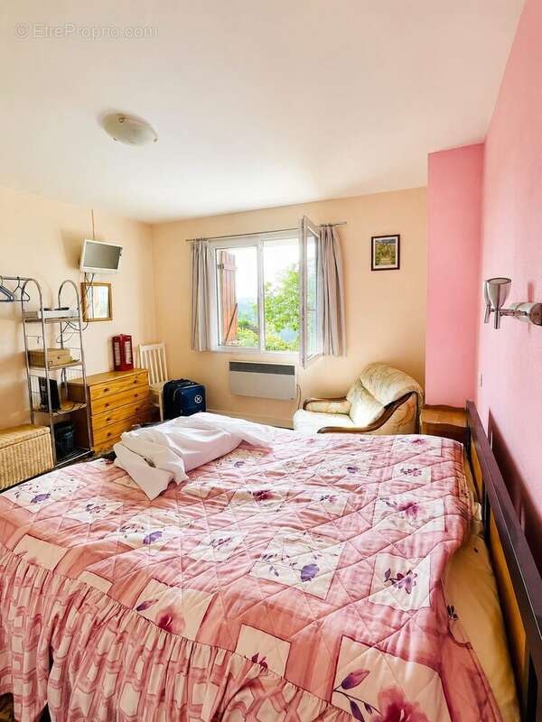 Chambre lumineuse avec fenêtre ouverte sur la campagne à Pallanne - Maison à MARCIAC