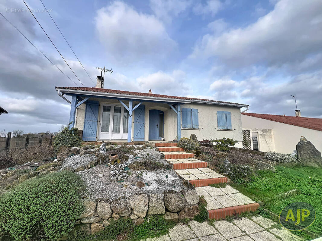 Maison à SAINT-MACAIRE-EN-MAUGES