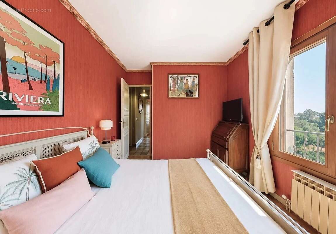 Hyères, dernier étage, T4 traversant 100 m², terrasses, grand garage et place de parking extérieur - photo 15