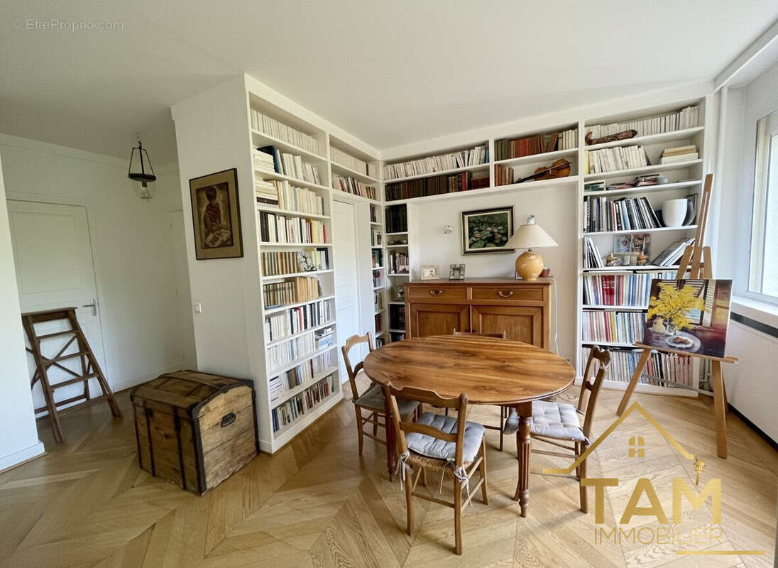séjour coin salle a manger  - Appartement à MARNES-LA-COQUETTE