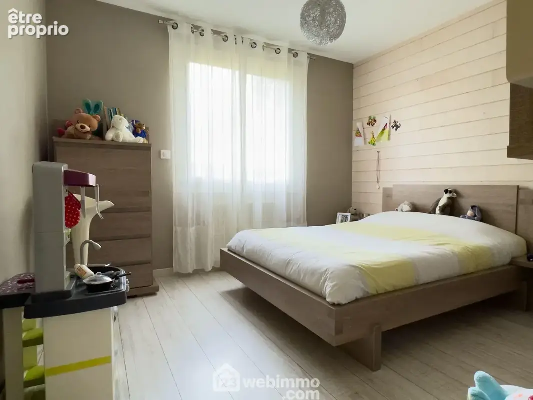 ...et la 3ème de 10.37m². Un bureau de 7m² complète le niveau.