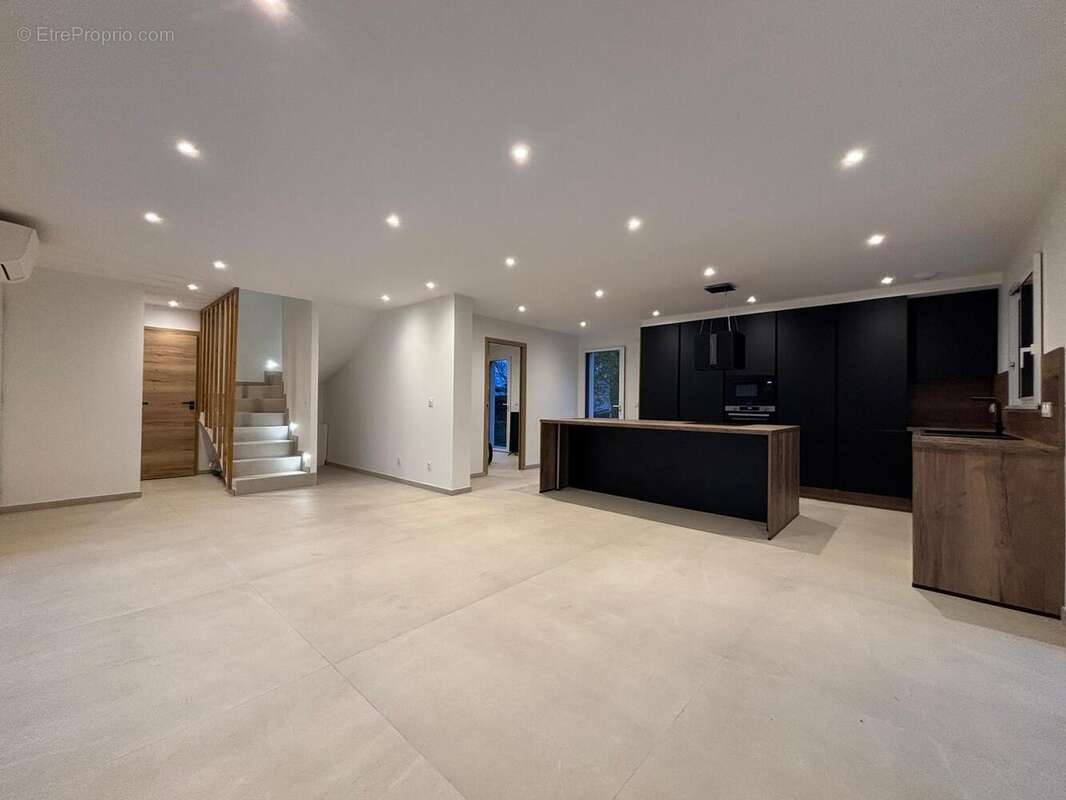 Maison à CRANVES-SALES