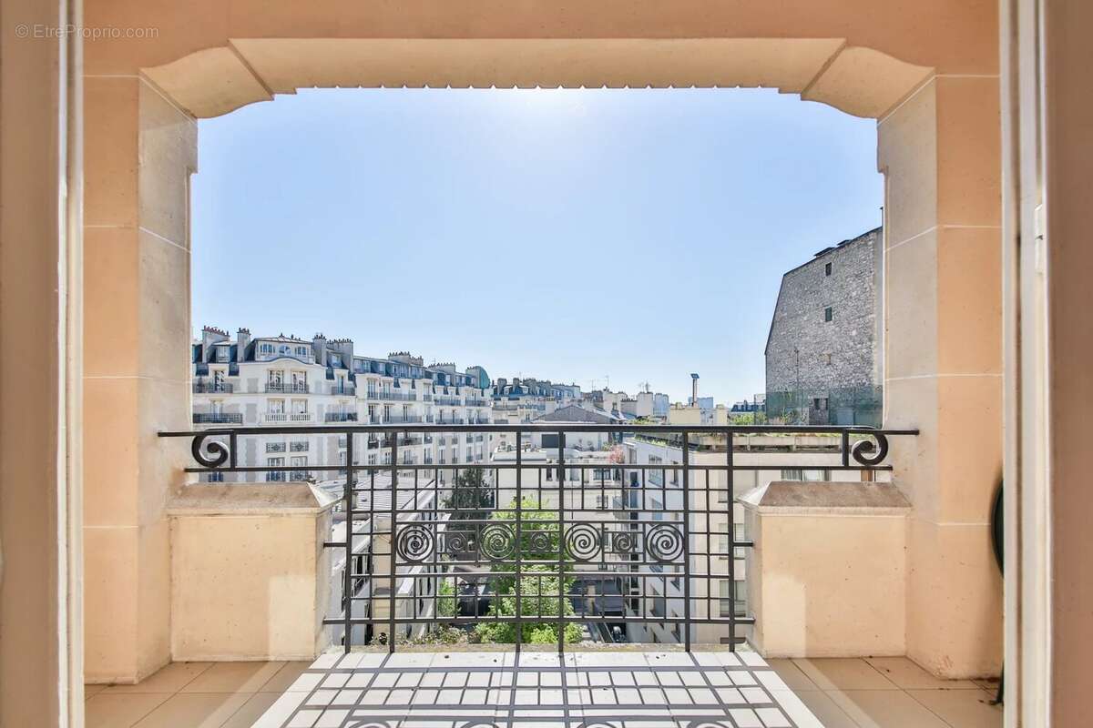 Appartement à PARIS-16E