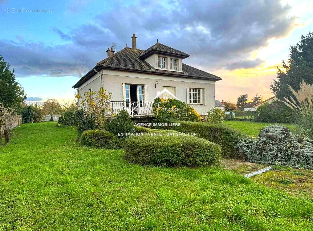 Façade avant de la maison en briques construite par architecte  - Maison à LES ORMES