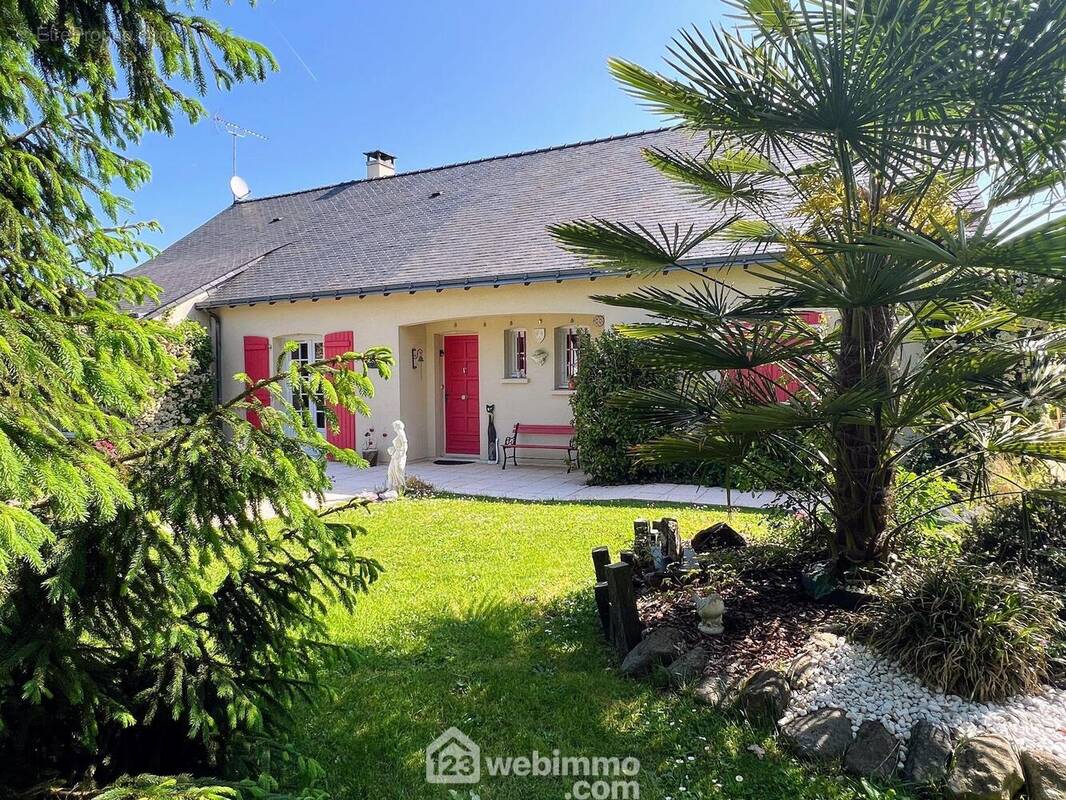 Maison charmante de 148 m² dans un environnement paisible proche du centre ville de Feneu. - Maison à FENEU