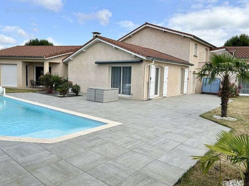 Maison à MONTROND-LES-BAINS