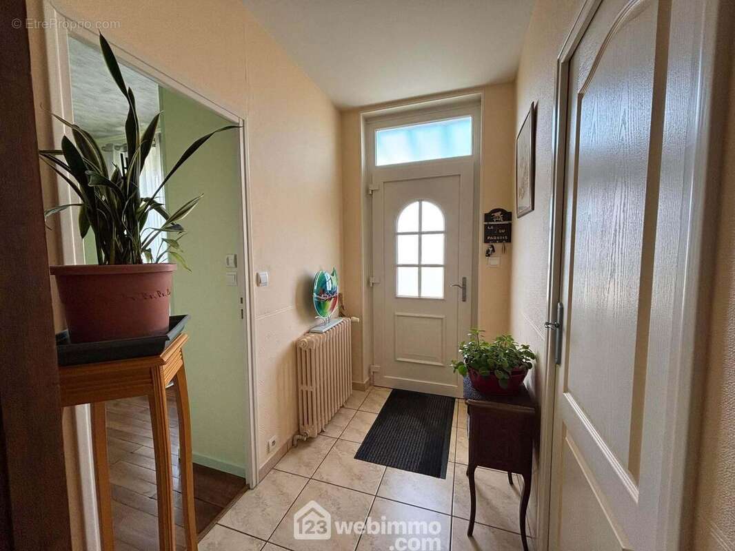 L&#039;entrée lumineuse de 6 m2 dessert d&#039;un côté, - Maison à DANGE-SAINT-ROMAIN