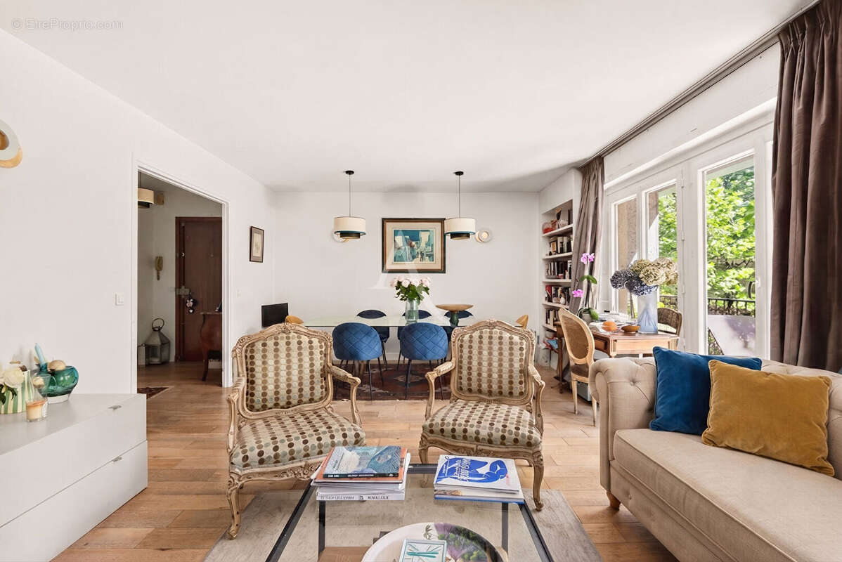 Appartement à PARIS-16E