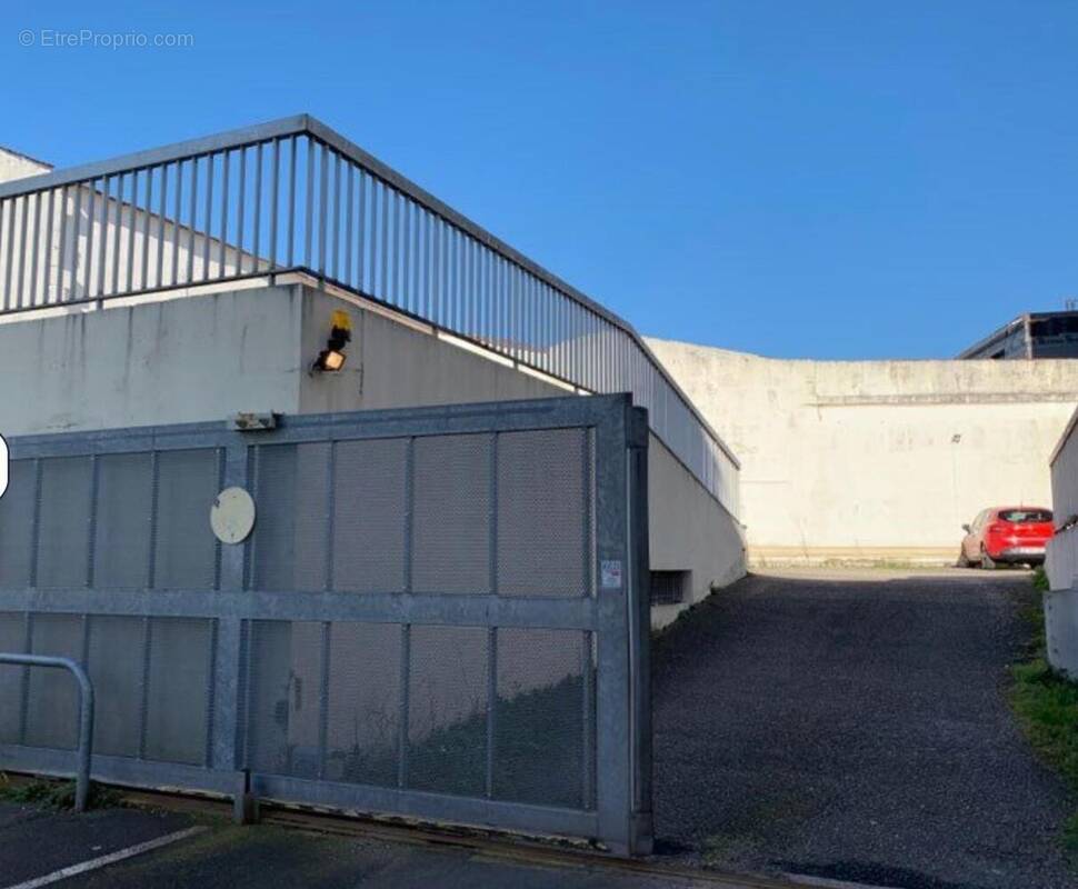 Photo 1 - Parking à BORDEAUX