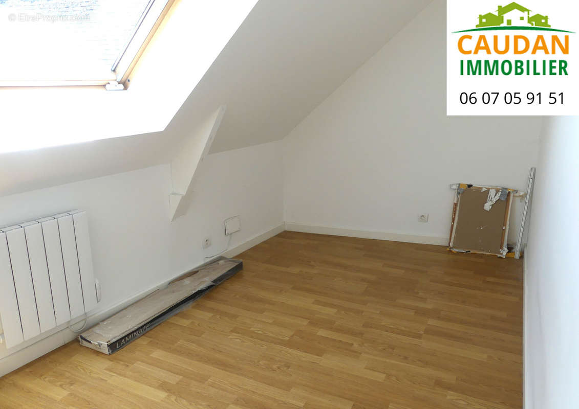 Exclusivité.

Maison en pierre comprenant au r.d.c. cuisine aménagée équipée ouverte sur séjour salon avec cheminée, wc. A l'étage, 3 chambres dont une avec rangement, salle d'eau récente.
Une cour à aménager à l'arrière de la maison.