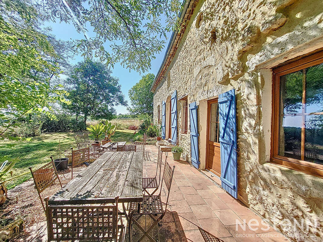 A Vendre Maison en pierre rénovée de cinq pièces sur propriété de plus de 2.4 hectares - photo 5