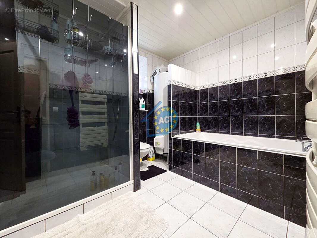 Maison à FOLLAINVILLE-DENNEMONT