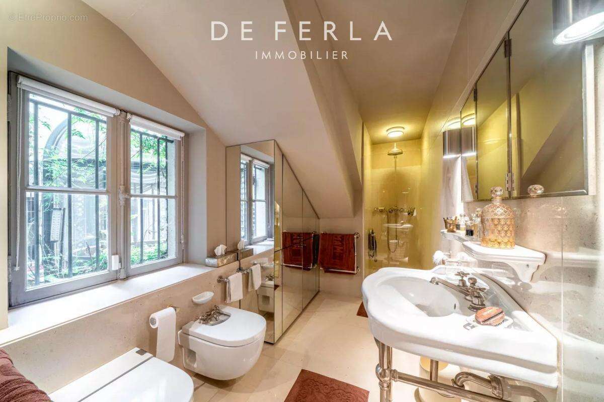 Appartement à PARIS-1E