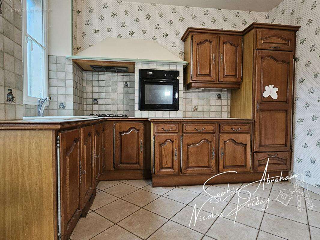 Maison de ville avec dépendances et fort potentiel en centre-ville de Toury - photo 7