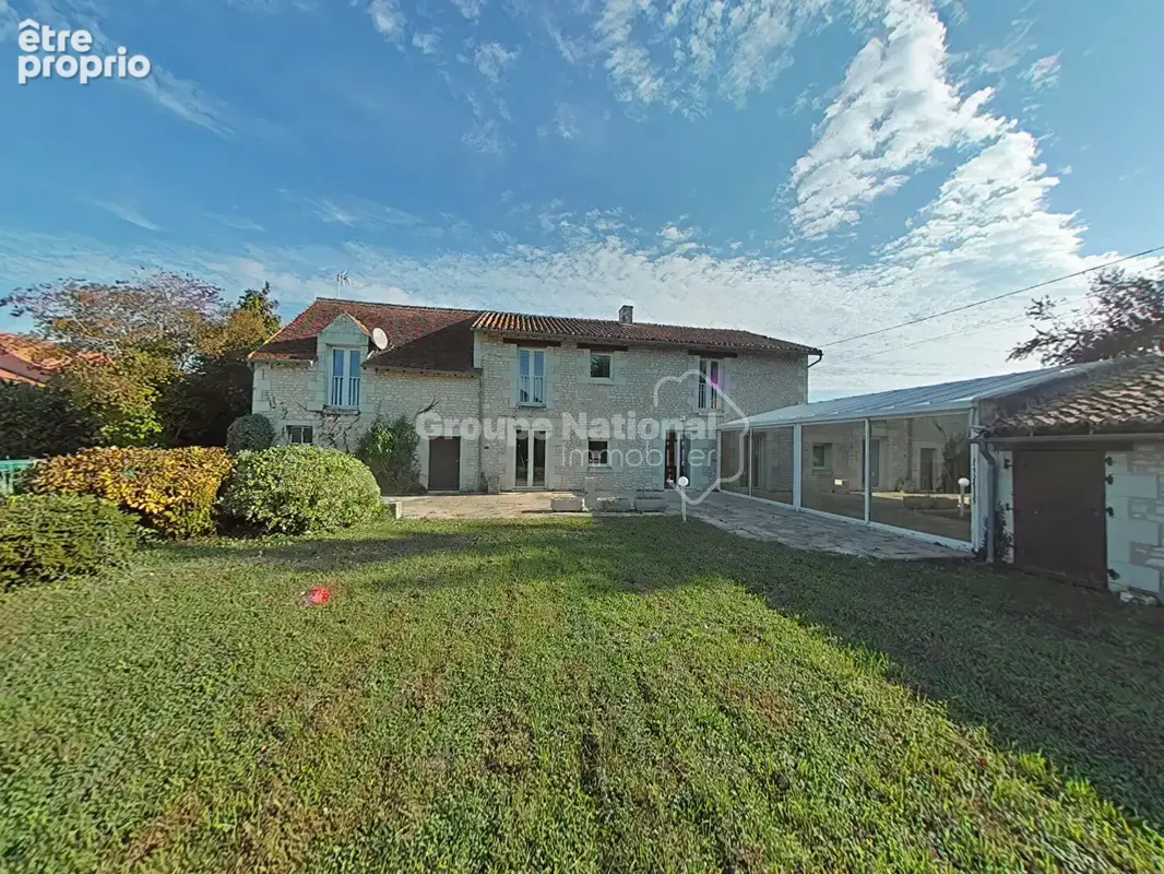 Exclusivité, propriété de caractère avec piscine, rooftop et dépendances à rilly-sur-vienne - photo 14