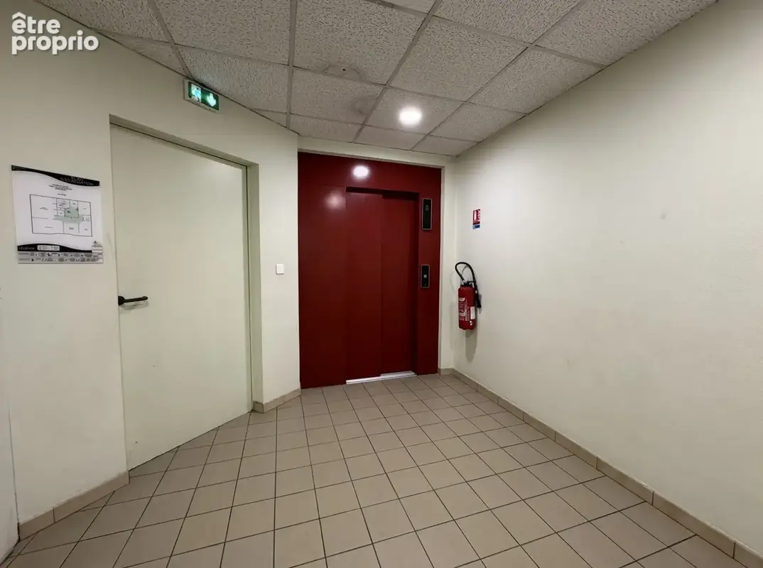 Immeuble de Bureaux, local commercial - Places de parking - photo 8