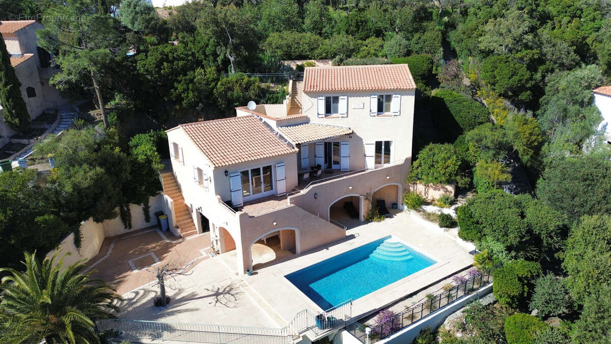 Maison à ROQUEBRUNE-SUR-ARGENS