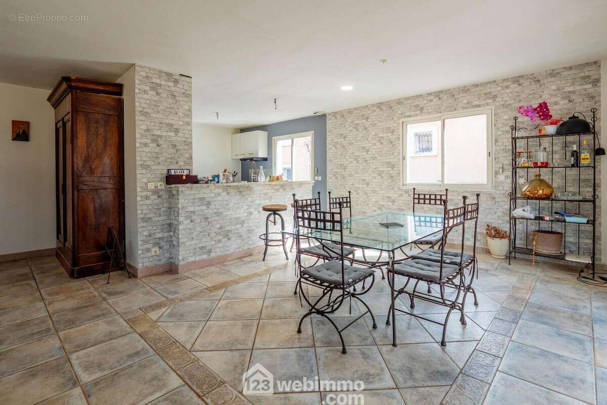 ...s'étend vers la salle à manger et la cuisine - Maison à VILLENEUVE-LES-BEZIERS