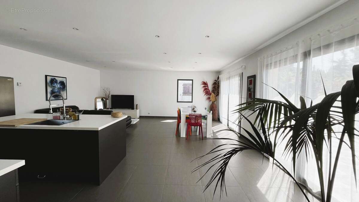 Maison 129 m² à Le Pouget  - photo 2