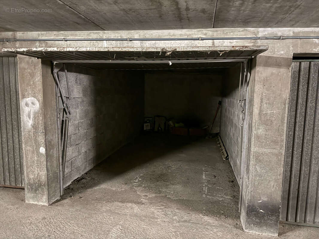 A vendre à ANNEMASSE, grand T2 en attique exposé sud avec vue Mont Blanc et Jet d'eau de Genève , garage - photo 9