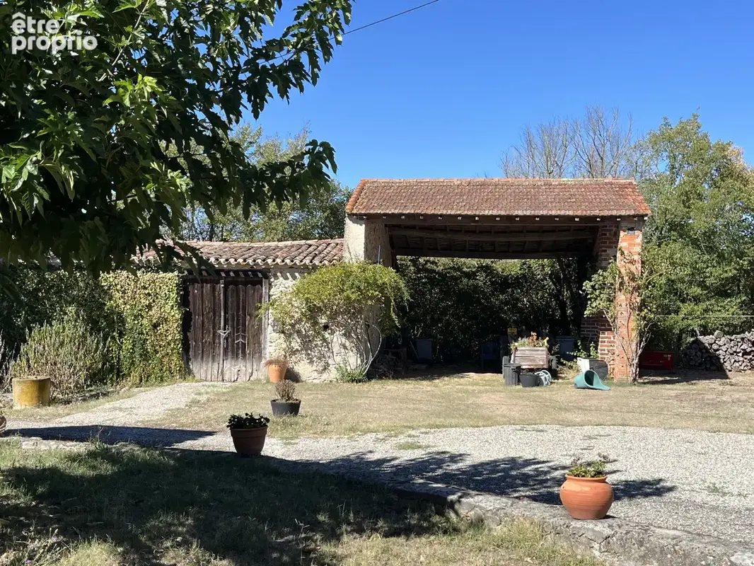 Propriete renovee avec plus de 25 hectares - photo 3