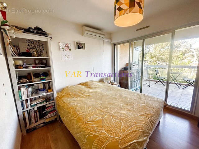 Duplex de 85 m2 avec terrasses, jardin, vue sur la rade de Toulon, piscine, tennis, parking et cave. - photo 7