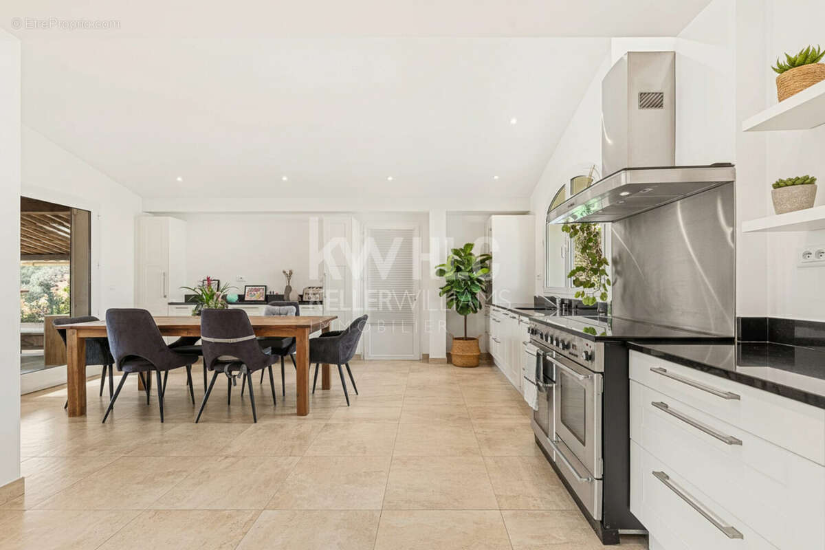 Maison 304 m² à Biot  - photo 9