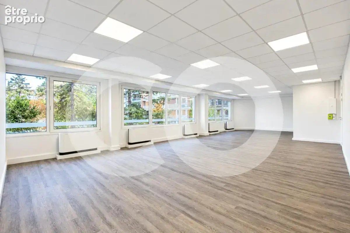 Boulogne-Billancourt, Bureaux rénovés, lumineux et au calme, dans un immeuble de standing en cœur d’îlot face à un parc - photo 1