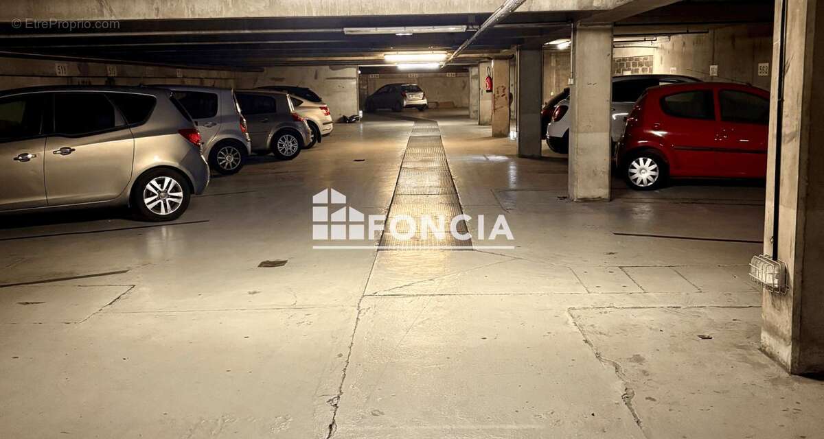 Parking à PARIS-18E