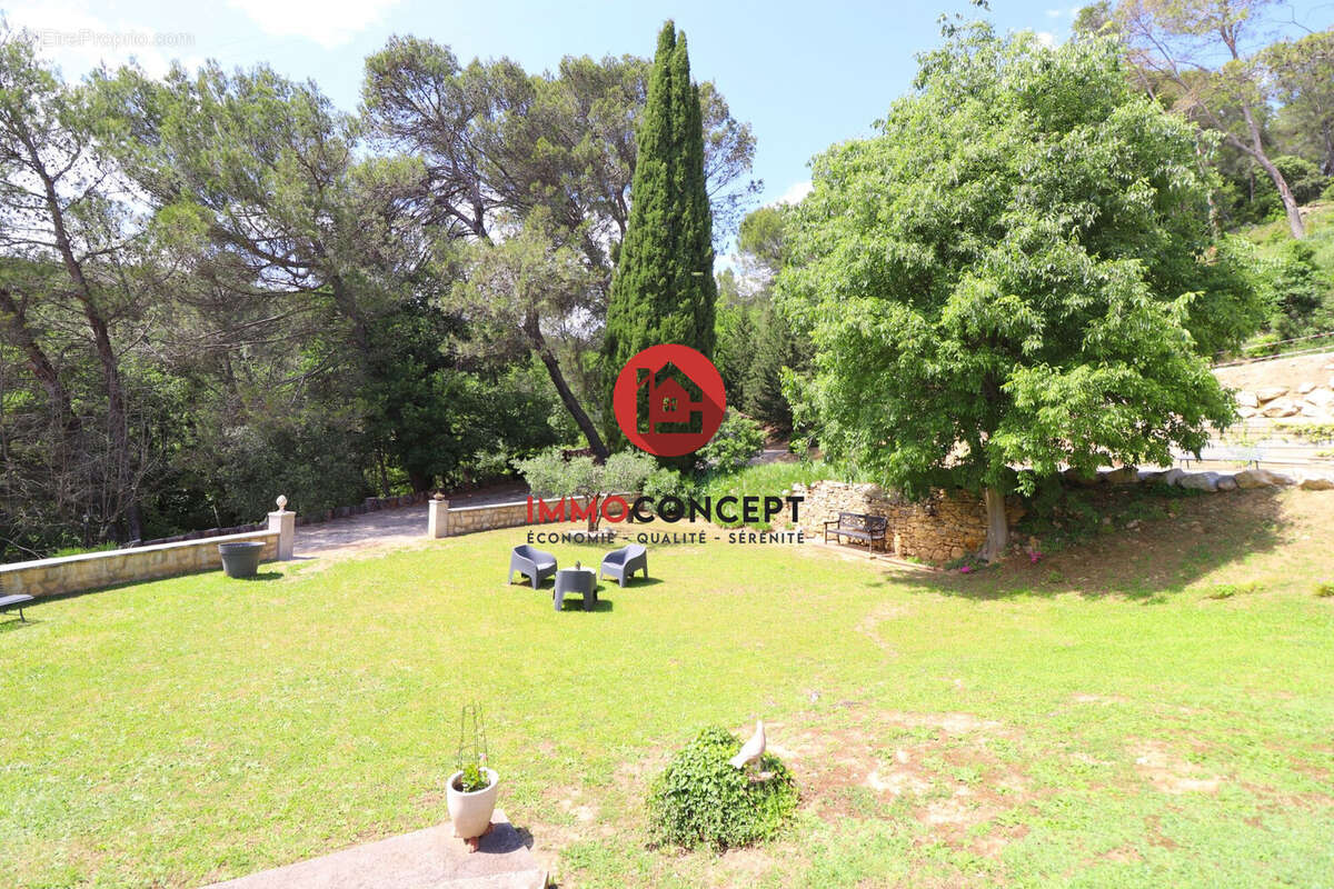 Maison à LAUDUN-L&#039;ARDOISE