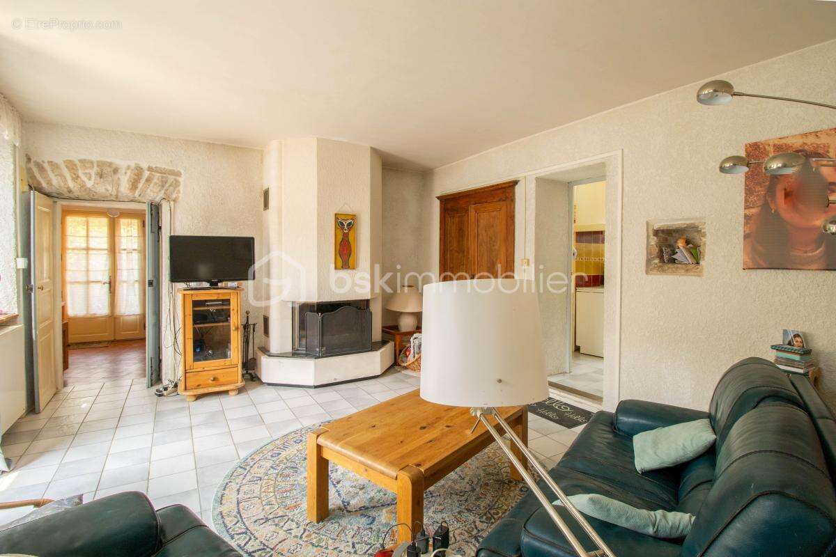 Maison à CRUVIERS-LASCOURS