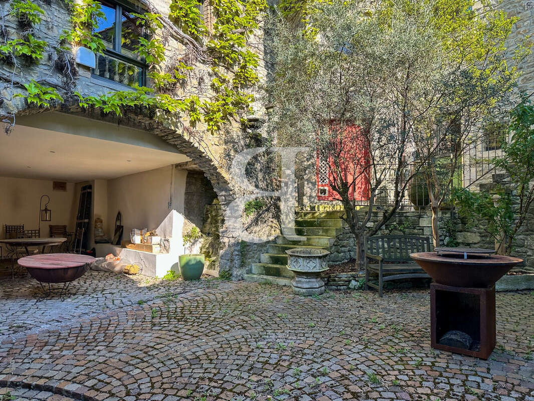 Maison 337 m² à La Begude-De-Mazenc  - photo 5