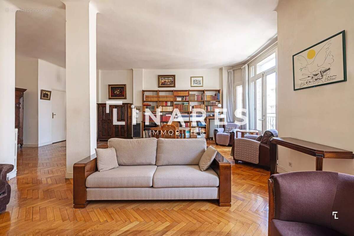 CENTRAL PARADIS - Appartement T4 de 158m2 - Balcon - Cave -  2 chambres de bonne - 13008 - photo 4