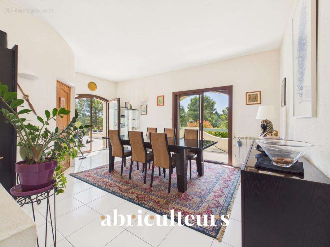 Propriété de 308 m² sur 1 hectare — 8 pièces — Lambesc (13410) - photo 3