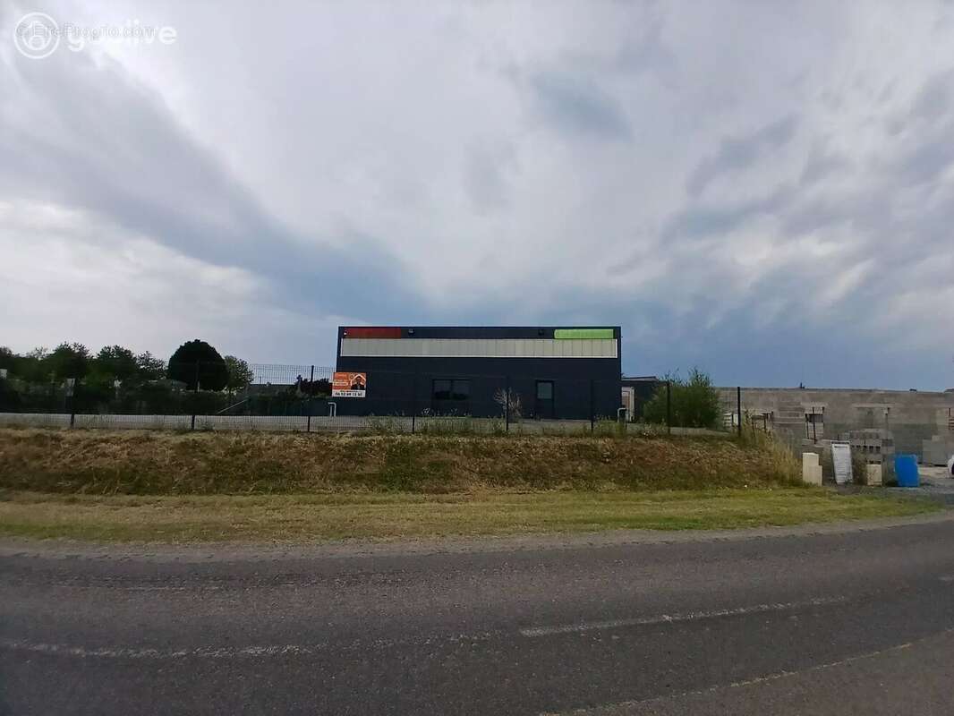 Ensemble immobilier d'activité de 770 m² avec revenu locatif immédiat – Terrain clos de 2 300 m² - photo 2